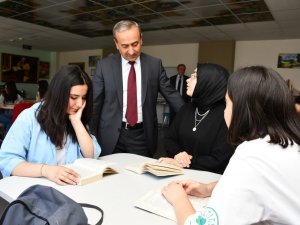 Tatilde Olan Öğrenciler Vakitlerini Kütüphane Ve Spor Salonlarında Değerlendiriyor