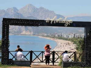 Antalya’nın Simgelerinden Çiçekli Fotoğraf Çerçevesi Aşırı Sıcaklara Dayanamayarak Kurudu