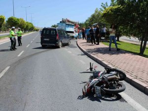 Motosikletiyle Otomobilin Altında Kalan Muhabir Hayatını Kaybetti