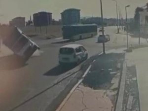 Sultanbeyli’de İ̇ett Otobüsüne Yandan Çarpan Kamyonetin Yan Yattığı Anlar Kamerada