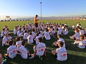 Honaz’da Yaz Futbol Okulunda Çalışmalar Başladı