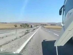 Sollamak İsterken Üzerine Gelen Otobüse Çarpan Otomobilin Yaptığı Kaza Kamerada