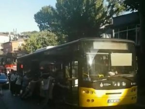 Çengelköy’de Arızalanan İ̇ett Otobüsünü Yolcular İtti