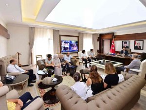 Vali Aksoy, Şampiyon Öğrencileri Ağırladı