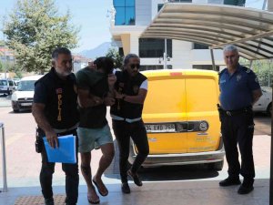 Alacağını İstediği Eski Ortağını Boğazını Kesen Zanlı Kaçarken Kasadaki Parayı Da Almış