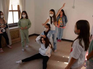 Bozüyük Belediyesi Sanatevi’nde Eğlenceli Yaz Atölyeleri Başlıyor