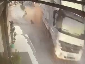 Yoldan Çıkan Kamyon 2 Sıfır Aracı Pert Etti