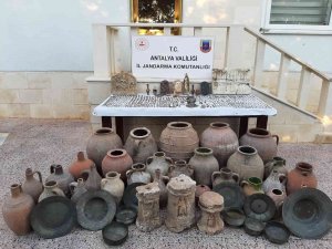 2 Bin 713 Parça Kaçak Tarihi Eserle Evini Müzeye Çevirdi, Jandarmaya Yakalandı