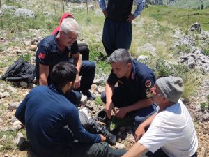 Kayalıklardan Düşen Vatandaşı Kurtarmak İçin Seferber Oldular