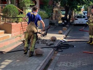 Kartal’da İş Yerinin Çatısı Yandı, Kısa Süreli Panik Yaşandı