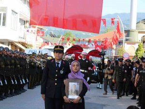 Şehidin Fotoğrafını Kız Kardeşi Taşıdı