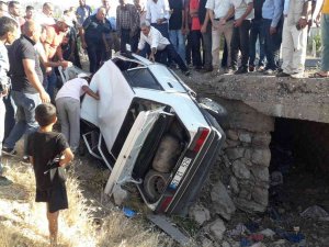 Diyarbakır’da Araçta Sıkışan Sürücü Uzun Uğraşlar Sonucu Kurtarıldı