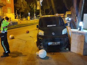 Fren Yerine Gaza Basan Ehliyetsiz Sürücü Şehitlik Duvarına Çarparak Durabildi