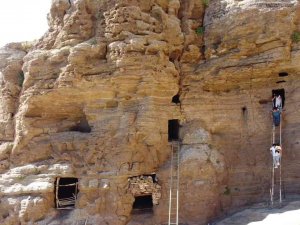 Tatvan’daki Asırlık Tarihi Mağaralar Keşfedilmeyi Bekliyor