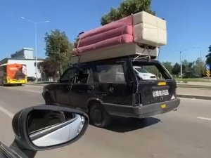 Ehliyetsiz Sürücü Otomobilin Tavanında Koltuk Taşıdı