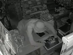 Esenler’de Hırsızlar Sokaktaki 2 İş Yerine Dadandı: O Anlar Kamerada