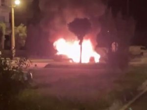 İ̇zmir’de Park Halindeki Otomobil Alev Topuna Döndü