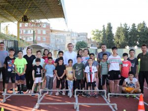 Gençlik Spor Müdürü Keleş, Şampiyon Sporcularla Bir Araya Geldi