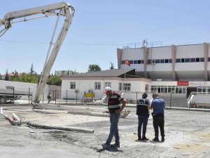Karaman’da Üzerine Beton Pompasının Demir Kolu Düşen İşçi Ağır Yaralandı