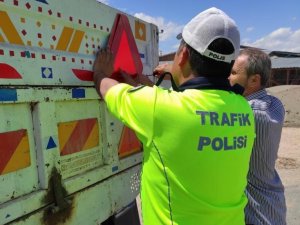 Polis, Traktör Sürücülerini Bilgilendirip Römorklara Reflektör Taktı