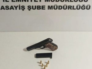 Denetimlerde Aranan 2 Kişi Yakalandı, 4 Ruhsatsız Silah Ele Geçirildi
