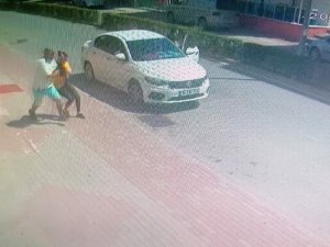 Kaşarları Çalıp Koşarken Engel Olmak İsteyen Mağaza Çalışanı Kadını Sürükledi
