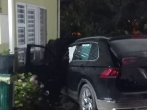 Büyükçekmece’de Kaza Yapan Araç Evin Bahçesine Daldı
