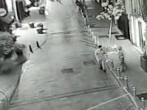 İ̇stanbul’da Pitbullu Gasp Dehşeti Kamerada: Beyoğlu Asayiş Polisi Dedektif Gibi İz Sürdü
