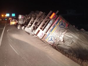 İ̇plik Yüklü Tır Devrildi