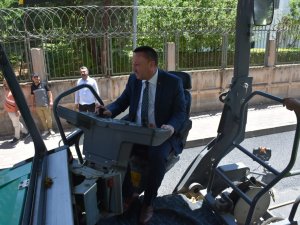 Asfalt Serme Makinesinin Başına Geçti, 40 Derecede Çalışmalara Katıldı