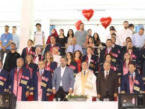 Erü Mühendislik Fakültesinde Mezuniyet Sevinci