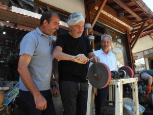 Behzat Uygur Tezgah Başına Geçip Bıçak Biledi