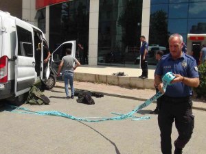 Banka Şubesinin Önüne Bırakılan Çanta Paniğe Neden Oldu