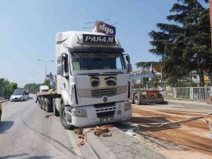 Direksiyonu Kilitlenen Tır Refüjün Üstündeki Direğe Çarptı