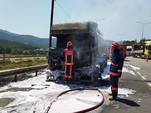 D-650’de Tır Alev Aldı, Sürücü Son Anda Kurtuldu