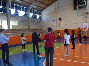 Anneler, Çocuklarıyla Birlikte Spor Yapıyor