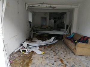Freni Patlayan İşçi Servisi Eve Girdi