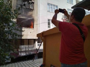 Mersin’de Yangın: İ̇ki İş Yeri Ve Boş Bir Ev Kullanılamaz Hale Geldi