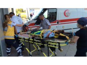 Motosiklet Kamyonete Çarptı: 2 Yaralı