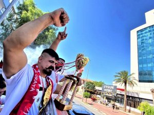 Kırkpınar’da Başpehlivanlığı Kazanan Cengizhan Şimşek, Memleketi Antalya’da Coşkuyla Karşılandı