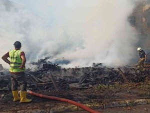 Sancaktepe’de Arazi Yangını Binaya Sıçradı: 3 İtfaiye Eri Dumandan Etkilendi
