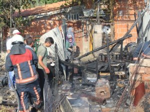 Evin Bahçesinde Ekmek Yapımında Kullanılan Fırın Yandı
