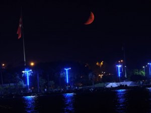 İ̇skenderun’da Yarım Ay Kartpostallık Manzara Oluşturdu