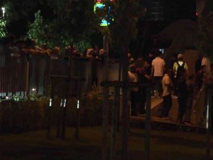 Şile Otoyolunda Tırın Damperi Üst Geçide Takıldı, Vatandaşlar Film İzler Gibi İzledi