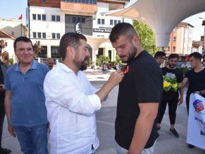 Kırkpınar’da Kürsü Yapan Sındırgılı Pehlivana Davul Zurnalı Karşılama