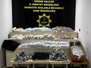 Bulgar Plakalı Lüks Otomobillerde Kaçak Ürünler Ele Geçirildi