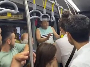 Metrobüste Genç Kadının Fotoğrafını Çekti, Fark Edilince “Tamam Sileceğim” Dedi