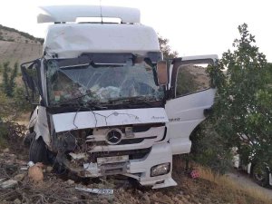 Yakıt Tankeri Şarampole Sürüklendi: 1 Yaralı