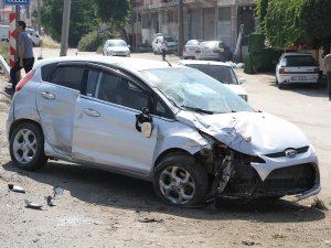 Kontrolden Çıkan Otomobil Işıkta Bekleyen Motosikletlere Çarptı: 3 Yaralı