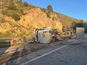 Yan Yatan Tırın Sürücüsü Yaralandı